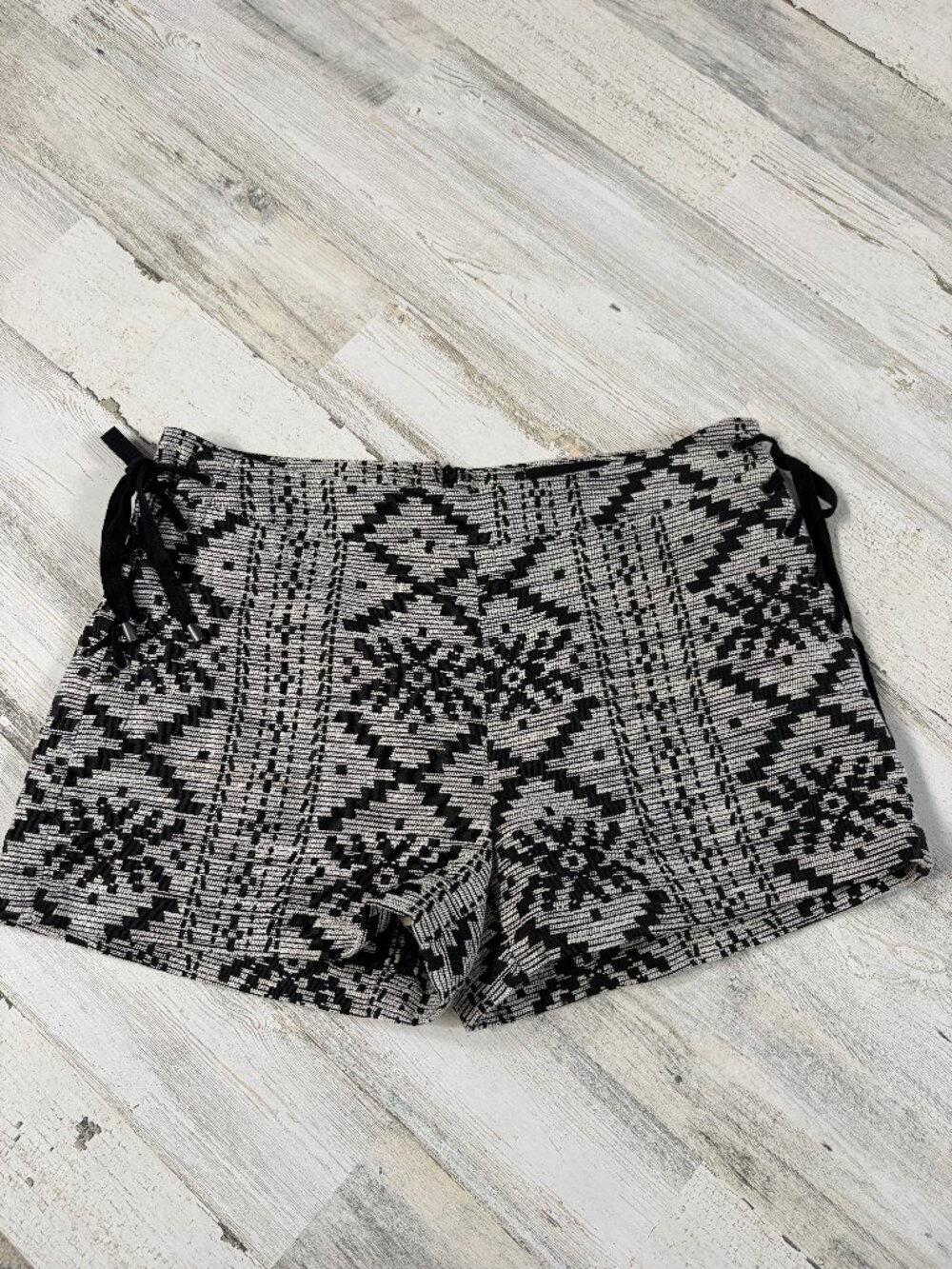 Who What Wear Women's Size 8 Side Lace-Up Aztec Print Shorts High Waist